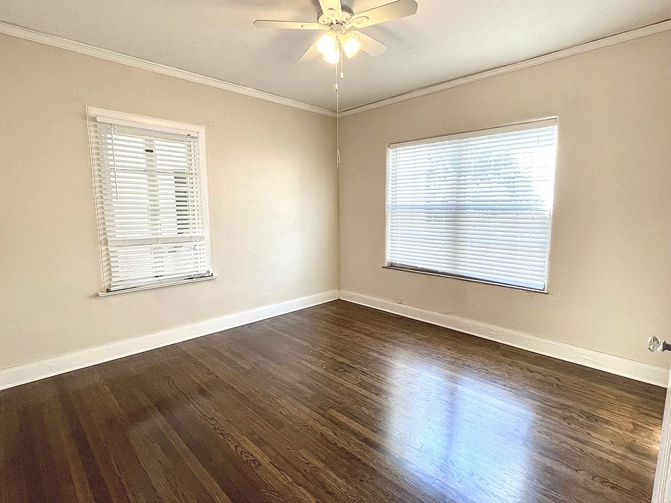 large enough bedroom for a king bed