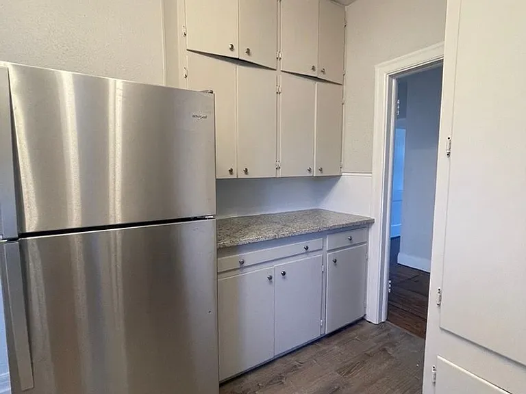 604 E Broadway St — Photo 5