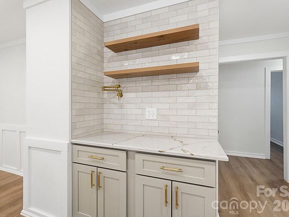 5th image of 4020 Glen Haven Dr SW