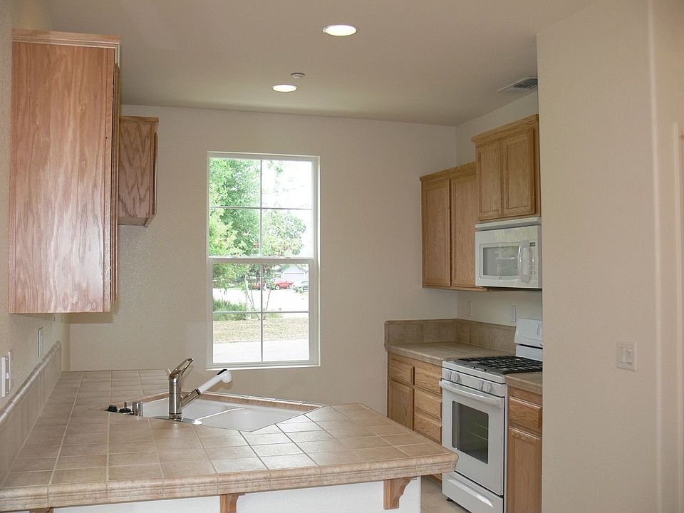 2nd image of 11 Crystalwood Cir