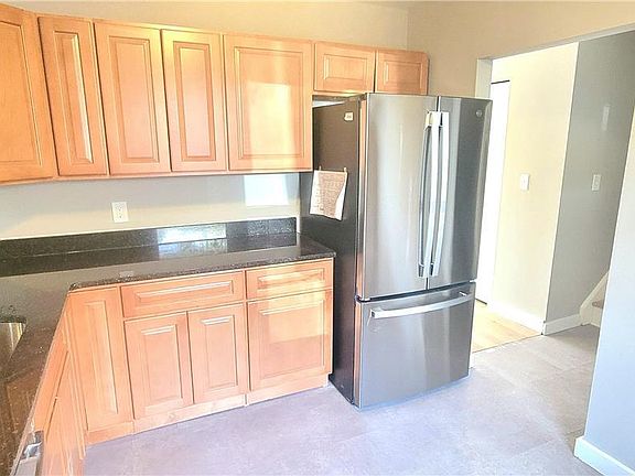 5th image of 419 Spring St