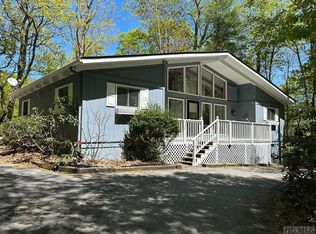 810 Hickory Dr, Sapphire, NC 28774