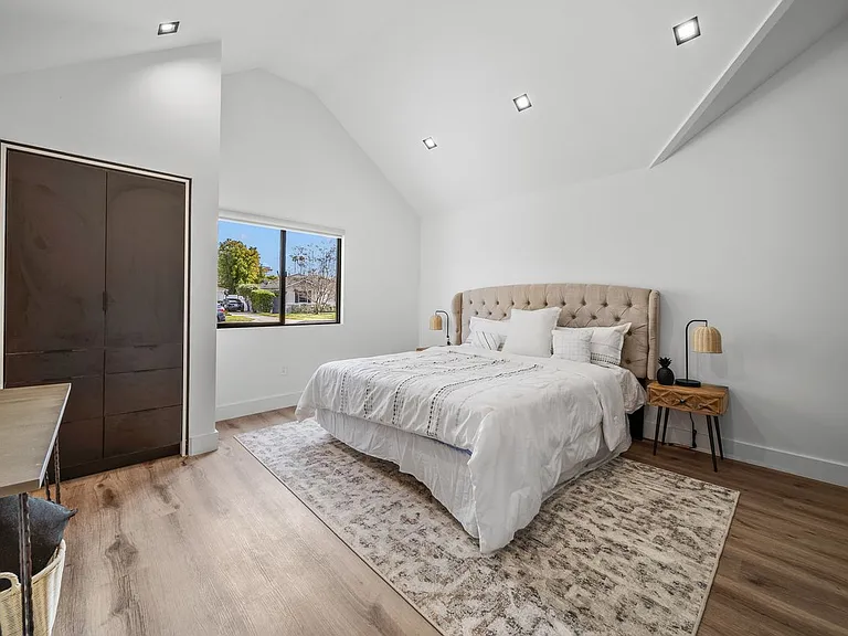 5109 Longridge Ave — Photo 19