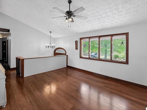 4th image of 23783 Caves Rd