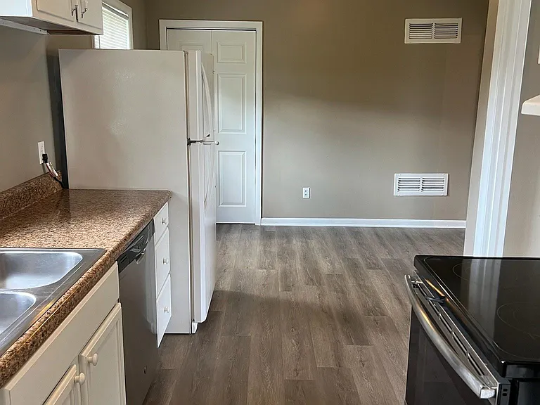 1002 Lowell Dr SE — Photo 4