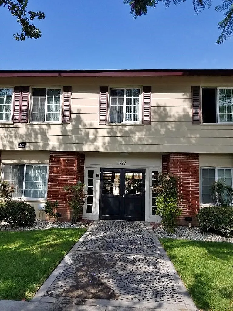 3 bed, 1235 sqft, $3,045 — Photo 2