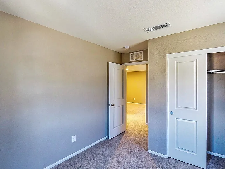 9733 Cluny Ave — Photo 37