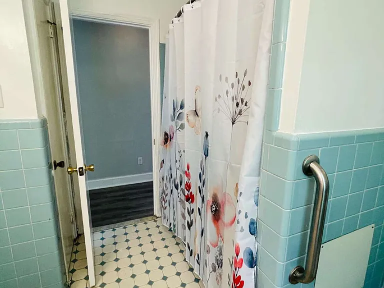 204 E James St — Photo 19