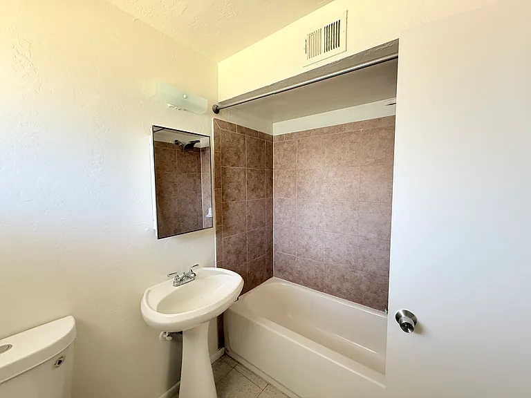 220 S 3rd Ave #6 — Photo 4
