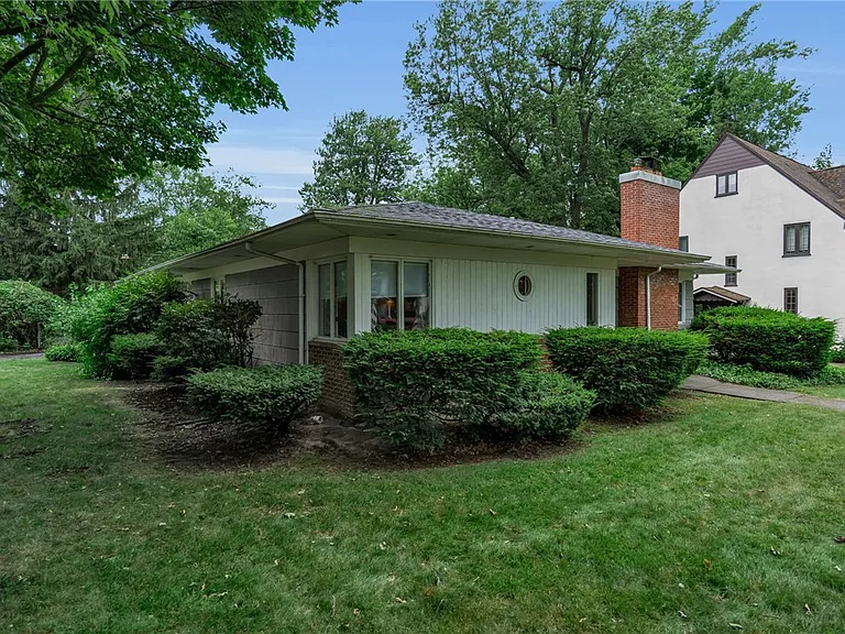 114 Burbank Dr — Photo 3