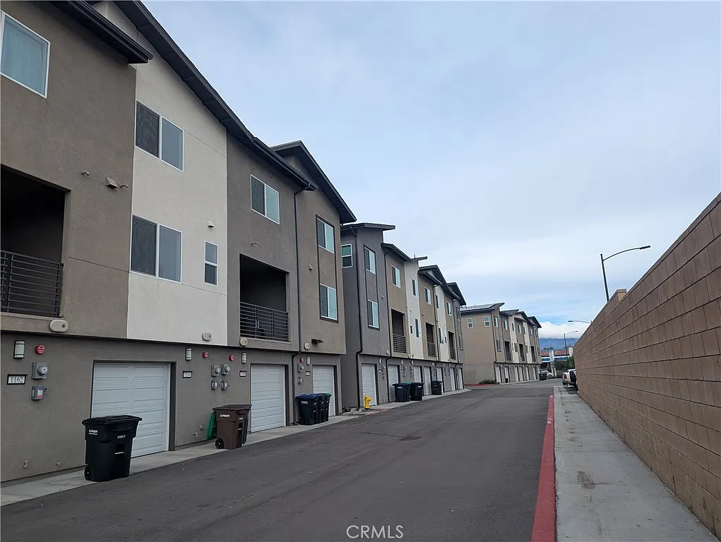 2 bed, 2.5 bath, 1958 sqft, $2,800 — Photo 3