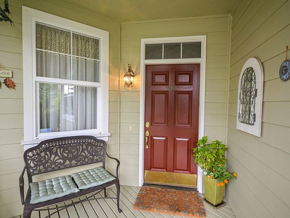 Stunning Covered entry with sitting area. Every season will be beautiful here !