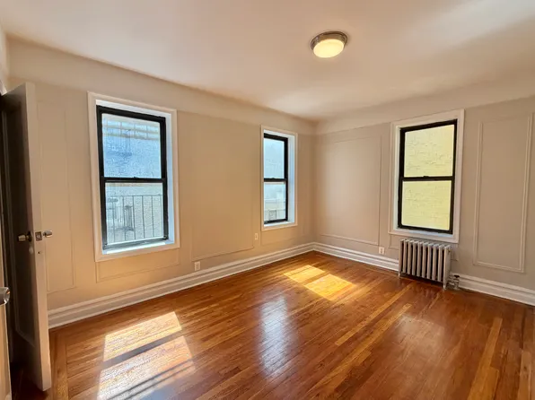213 Bennett Avenue image 1 of 8