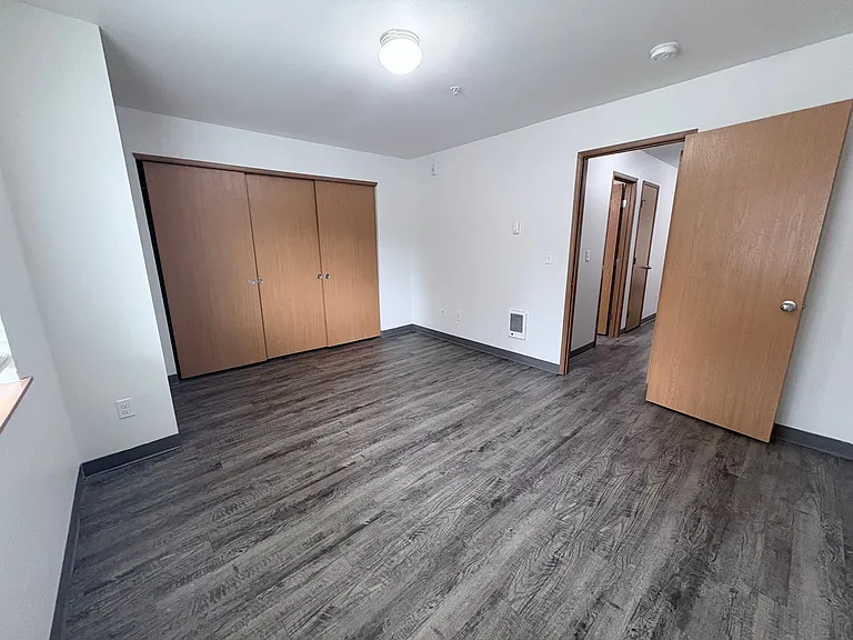 Park East & West Apartments — Photo 23