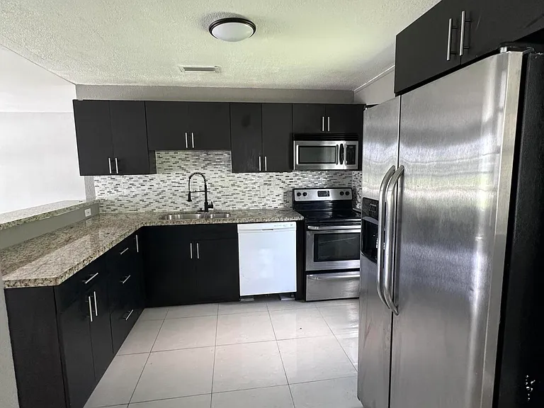 2431 NE 10th Ave — Photo 3