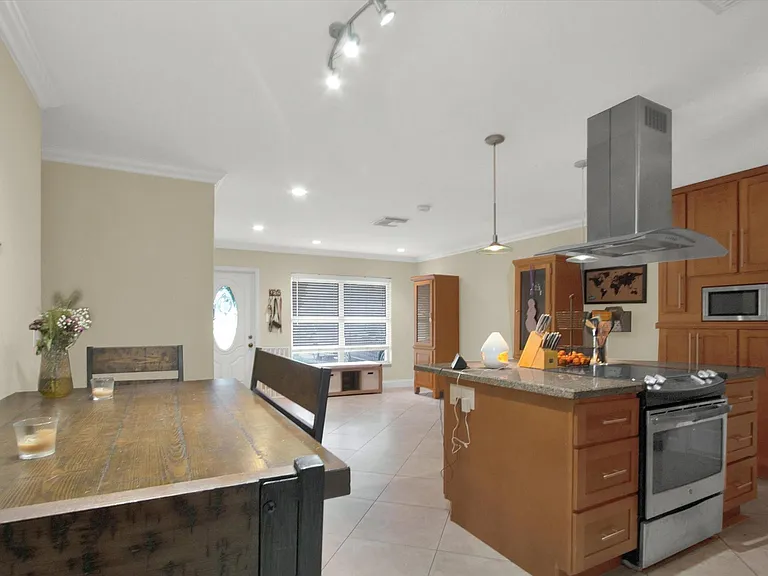 3400 Linden Dr — Photo 4