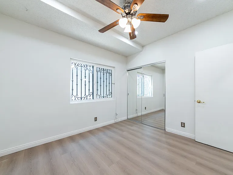 1138 S Grand View St — Photo 9