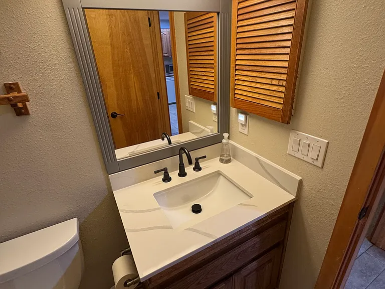 Guest Bath (new sink and granite counter)