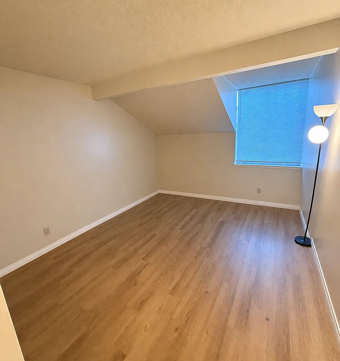 2 bed, 1090 sqft, $1,800 — Photo 2