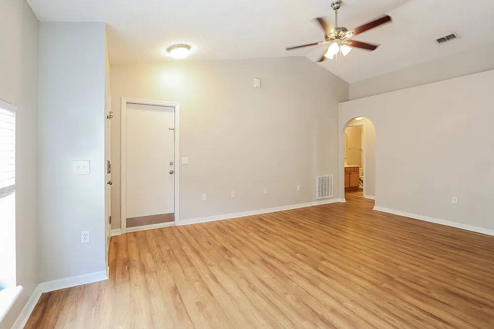 3 bed, 2.0 bath, 1292 sqft, $1,995 — Photo 3