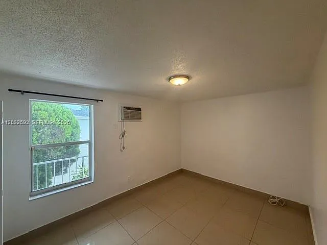 1045 SW 4th St #5 — Photo 10