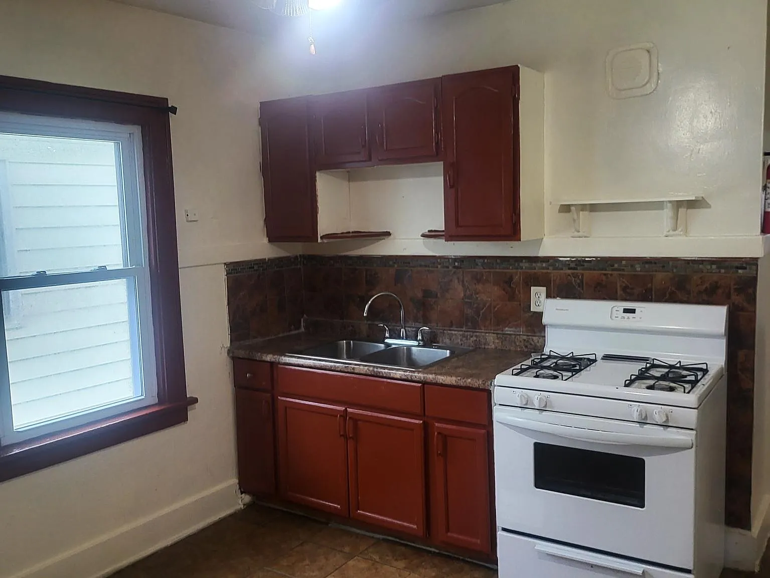 3 bed, $1,000 — Photo 2