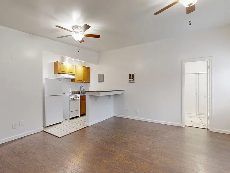 Sea Breeze Apartments — Photo 2