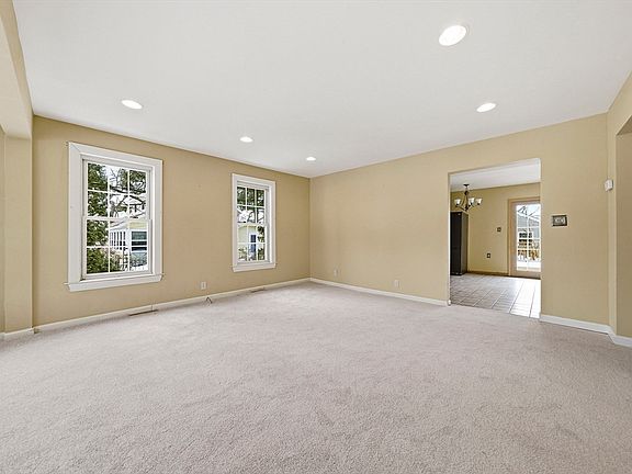 4th image of 70 Colonial Rd