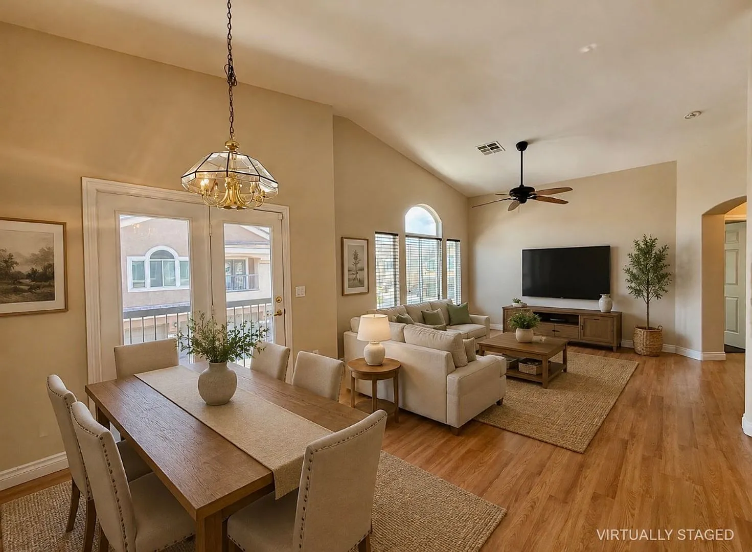 2 bedroom townhome with 1 car garage — Photo 2