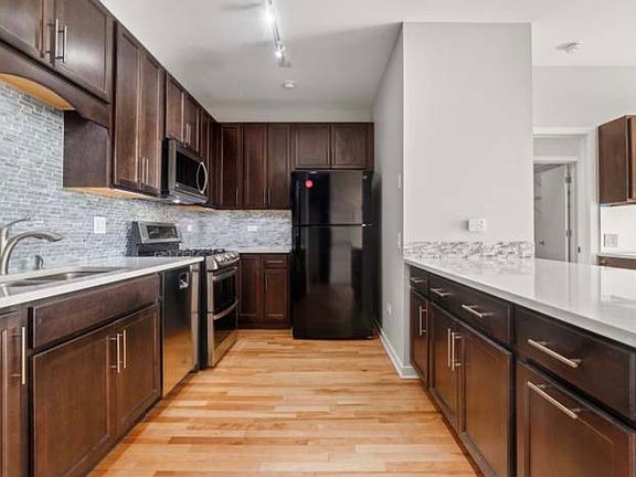 2nd image of 1075 W Roosevelt Rd #308