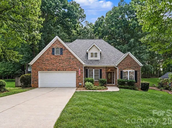 1928 Twin Ponds Dr, Hickory, NC 28602