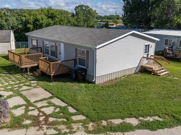 1402 S Frontier Trl, Mandan, ND 58554