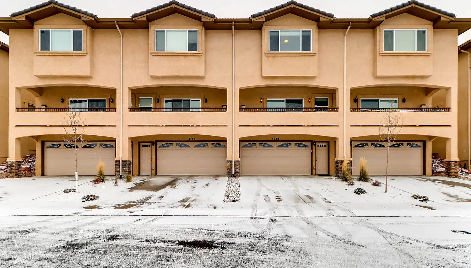 Beautiful 3 bedroom townhouse in gated community available! — Photo 1