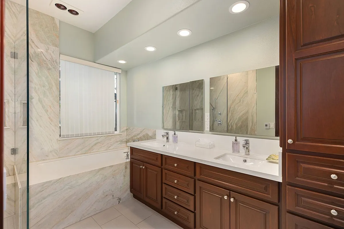 Building Photo - 701 Loma Adria