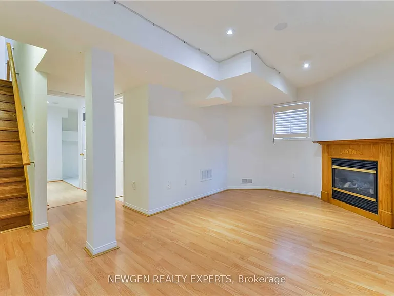 22 Rochefort Dr — Photo 31