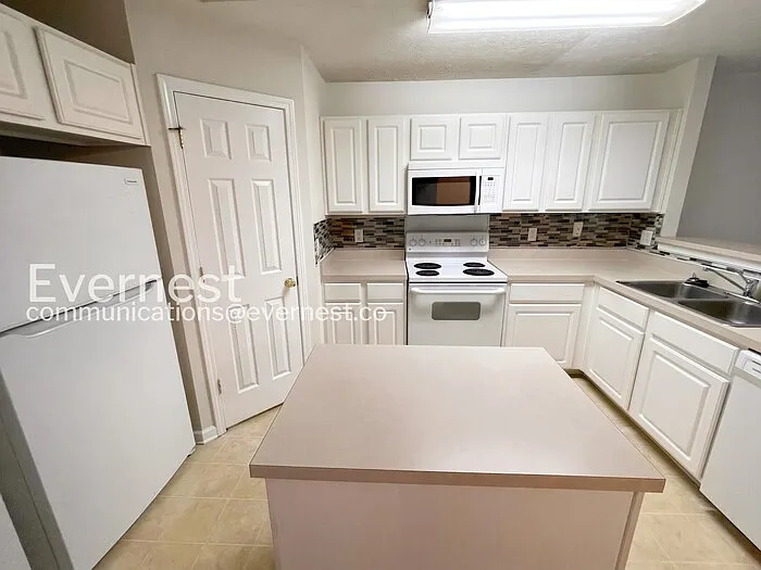 2 bed, 2.5 bath, 1216 sqft, $1,645 — Photo 4