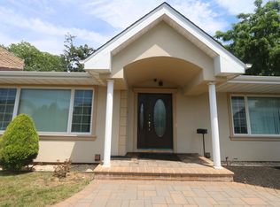 148 Spruce St, Lindenhurst, NY 11757