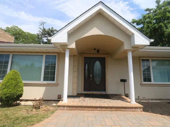 148 Spruce Street, Lindenhurst, NY 11757