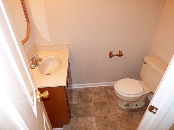 4th image of 921 E Bell St