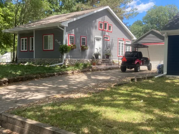 124 Shady Oaks Dr, Arnolds Park, IA 51331