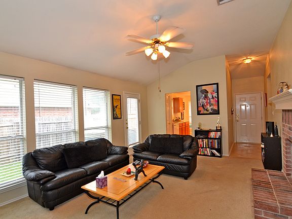4th image of 2413 Wisteria Way