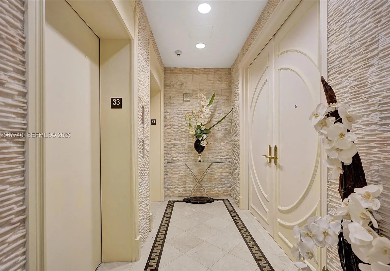 Trump Royale Condo — Photo 2