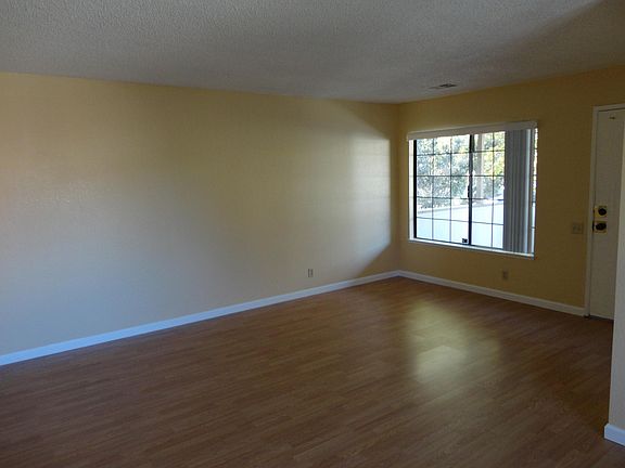 3rd image of 414 Colony Cove Dr