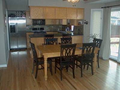 Breakfast nook with bay window