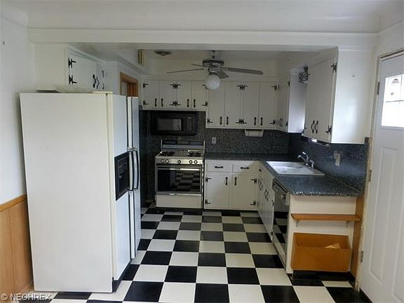 4th image of 901 E 260th St