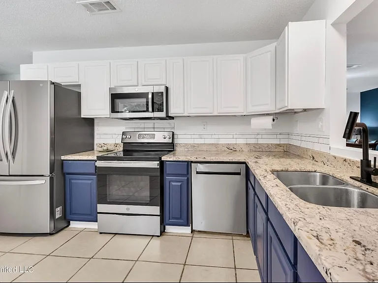 2211 Tucker Ave — Photo 6