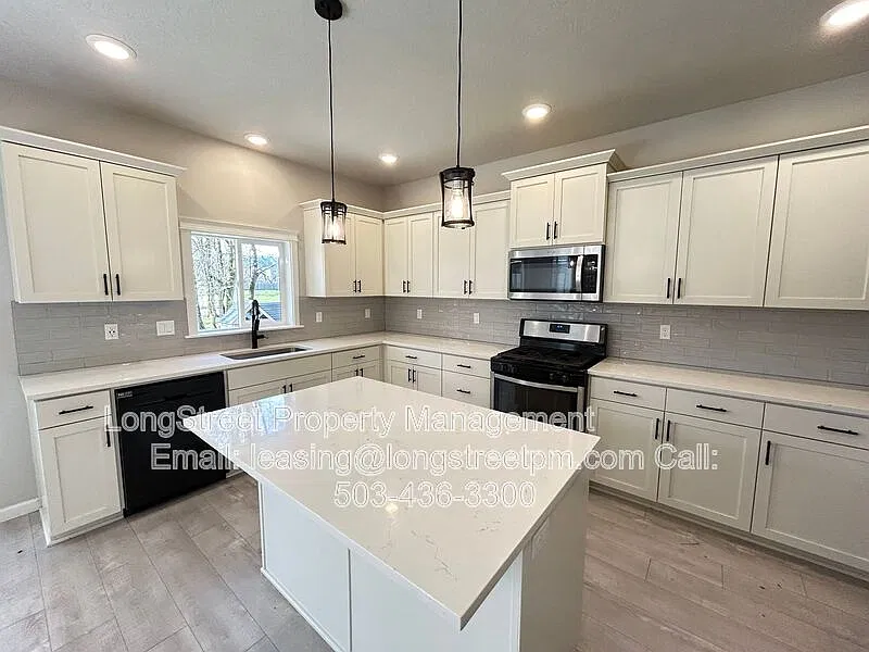 4 bed, 2.5 bath, 2137 sqft, $3,195 — Photo 3