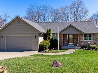 898 Country Club Dr, Howard, OH 43028