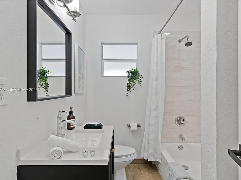 300 SW 23rd St #2 — Photo 14