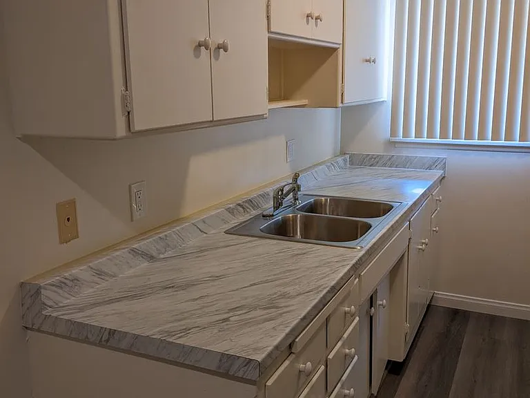 250 N Oakland Ave — Photo 7